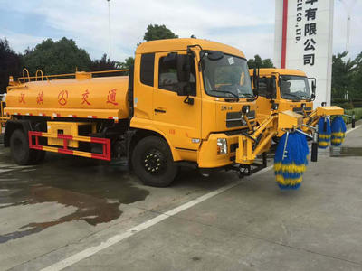 道路隔離開欄清洗車 東風天錦高效解決方案